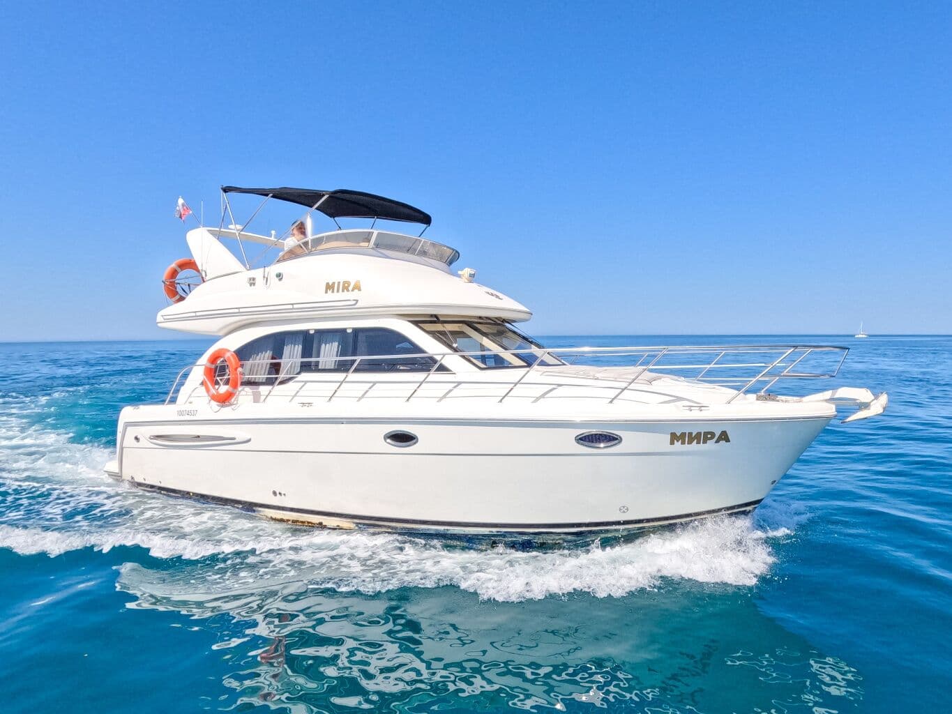 флайбриджная яхта Мира флайбриджная яхта Мира